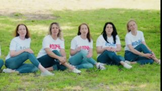 Кадр из видео с исполнением родителями песни-переделки «Мне так повезло» на выпускном в школе