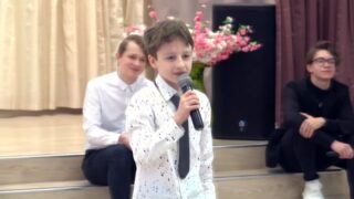 Кадр из видео с исполнением мальчиками песни-переделки «Belle (из мюзикла «Нотр-Дам де Пари»)» (Patrick Fiori) на 8-е марта в школе