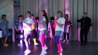 Кадр из видео с исполнением родителями песни-переделки «Седая ночь» на последнем звонке