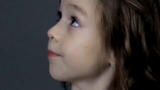 Кадр из видео с исполнением детьми песни-переделки «Плакала» (KAZKA) на День матери