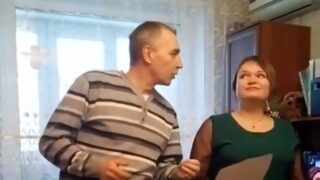 Кадр из видео с исполнением друзьями песни-переделки «На белом покрывале января» (Сергей Васюта) на юбилее женщины