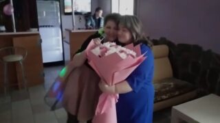 Кадр из видео с исполнением песни-переделки «Розовые розы» (Весёлые ребята) на юбилее женщины