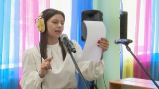 Кадр из видео с исполнением учителями песни-переделки «Федерико Феллини» (Galibri & Mavik) на День учителя
