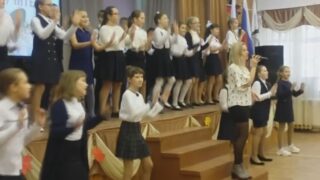 Кадр из видео с исполнением учениками песни-переделки «Мы желаем счастья вам» на День учителя