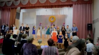Кадр из видео с исполнением учениками песни-переделки «Я буду жить» (Виктория Дайнеко) на День учителя