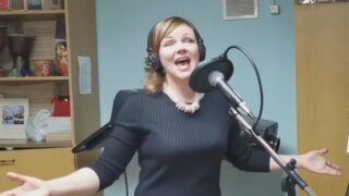 Кадр из видео с исполнением учителем песни-переделки «Этот город» на День учителя
