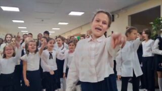 Кадр из видео флешмоба под песню «Мне бы петь» на День учителя